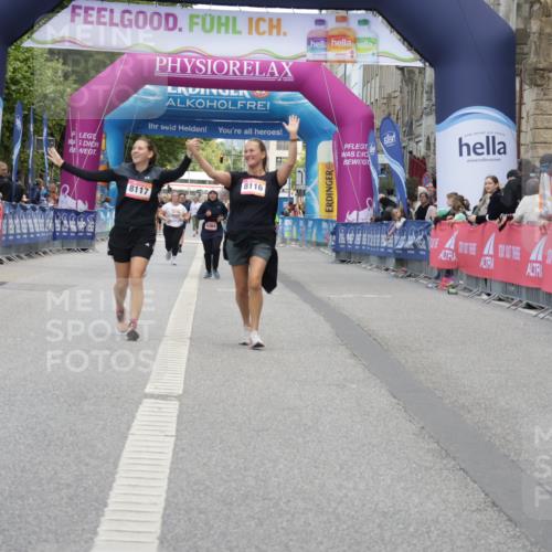 06.09.2026 - CURREX Alsterlauf Yannick Fuchs http://msf.ph/oto/10227711 06.09.2026 10:29:13 Ziel 4554, 4555 meine-sportfotos.de
