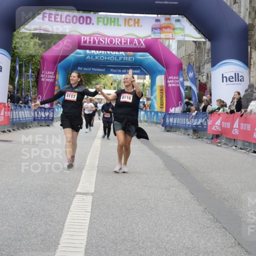 06.09.2026 - CURREX Alsterlauf Yannick Fuchs http://msf.ph/oto/10227713 06.09.2026 10:29:13 Ziel 4554, 4555 meine-sportfotos.de