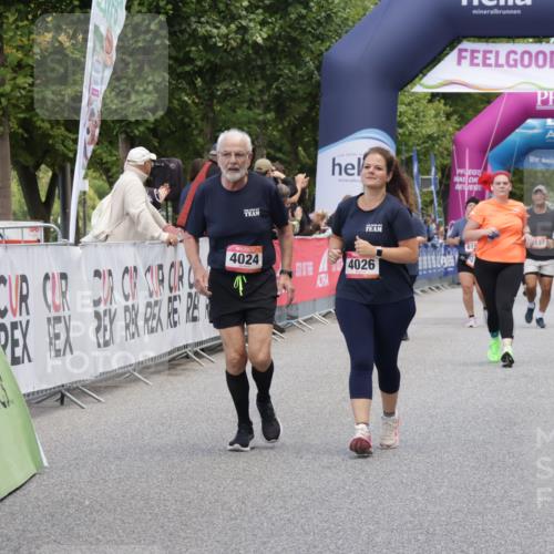 06.09.2026 - CURREX Alsterlauf Yannick Fuchs http://msf.ph/oto/10227842 06.09.2026 10:30:45 Ziel 4024, 4026 meine-sportfotos.de