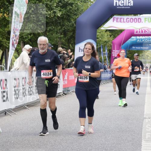 06.09.2026 - CURREX Alsterlauf Yannick Fuchs http://msf.ph/oto/10227843 06.09.2026 10:30:45 Ziel 4024, 4026 meine-sportfotos.de