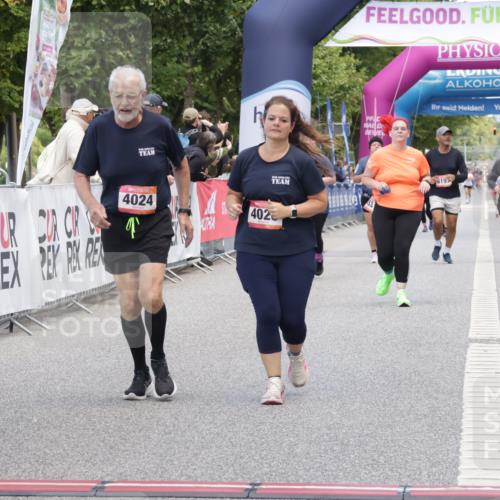 06.09.2026 - CURREX Alsterlauf Yannick Fuchs http://msf.ph/oto/10227844 06.09.2026 10:30:45 Ziel 4024, 4026 meine-sportfotos.de