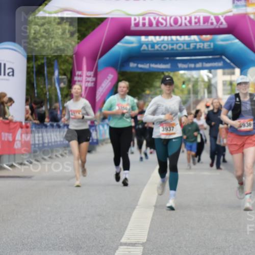 06.09.2026 - CURREX Alsterlauf Yannick Fuchs http://msf.ph/oto/10227909 06.09.2026 10:31:33 Ziel 3936, 3937 meine-sportfotos.de