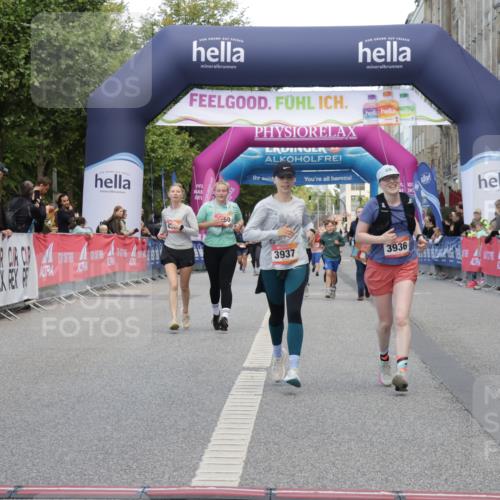 06.09.2026 - CURREX Alsterlauf Yannick Fuchs http://msf.ph/oto/10227913 06.09.2026 10:31:36 Ziel 3936, 3937 meine-sportfotos.de