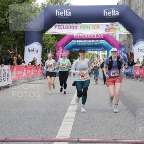 06.09.2026 - CURREX Alsterlauf Yannick Fuchs http://msf.ph/oto/10227914 06.09.2026 10:31:36 Ziel 3936, 3937 meine-sportfotos.de
