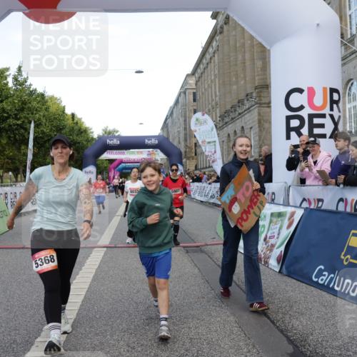 06.09.2026 - CURREX Alsterlauf Yannick Fuchs http://msf.ph/oto/10227931 06.09.2026 10:31:48 Ziel 3350, 3387, 5368, 5907, 6374, 8033 meine-sportfotos.de