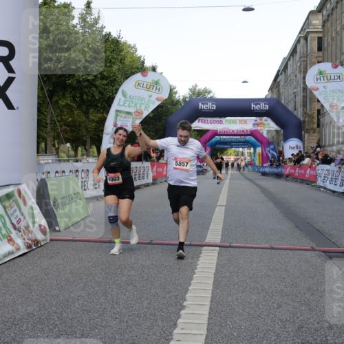 06.09.2026 - CURREX Alsterlauf Yannick Fuchs http://msf.ph/oto/10228011 06.09.2026 10:32:25 Ziel 2212, 4002, 5857 meine-sportfotos.de