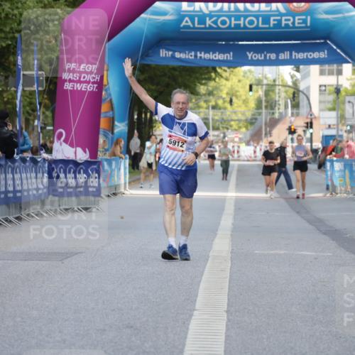 06.09.2026 - CURREX Alsterlauf Yannick Fuchs http://msf.ph/oto/10228104 06.09.2026 10:34:27 Ziel 3071, 3088 meine-sportfotos.de