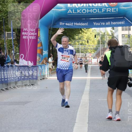 06.09.2026 - CURREX Alsterlauf Yannick Fuchs http://msf.ph/oto/10228106 06.09.2026 10:34:28 Ziel 3071, 3088 meine-sportfotos.de