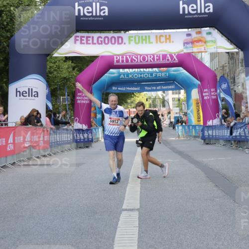 06.09.2026 - CURREX Alsterlauf Yannick Fuchs http://msf.ph/oto/10228108 06.09.2026 10:34:31 Ziel  meine-sportfotos.de