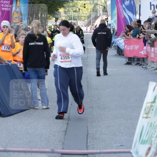 06.09.2026 - CURREX Alsterlauf Yannick Fuchs http://msf.ph/oto/10228214 06.09.2026 10:45:37 Ziel 4355 meine-sportfotos.de