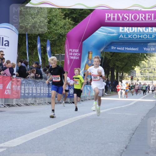 06.09.2026 - CURREX Alsterlauf Yannick Fuchs http://msf.ph/oto/10228302 06.09.2026 10:52:11 Ziel 255, 301, 8339 meine-sportfotos.de