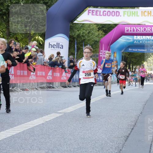06.09.2026 - CURREX Alsterlauf Yannick Fuchs http://msf.ph/oto/10228402 06.09.2026 10:52:54 Ziel 151, 178, 222, 223, 250, 251, 280, 293, 355, 374, 388, 408 meine-sportfotos.de