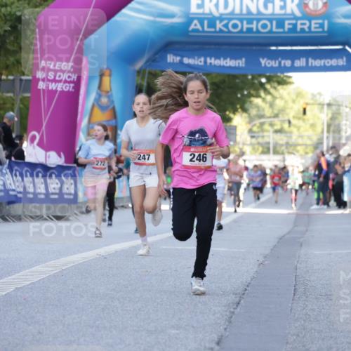 06.09.2026 - CURREX Alsterlauf Yannick Fuchs http://msf.ph/oto/10228421 06.09.2026 10:52:59 Ziel 151, 158, 178, 222, 223, 246, 250, 251, 280, 282, 374, 388, 430 meine-sportfotos.de