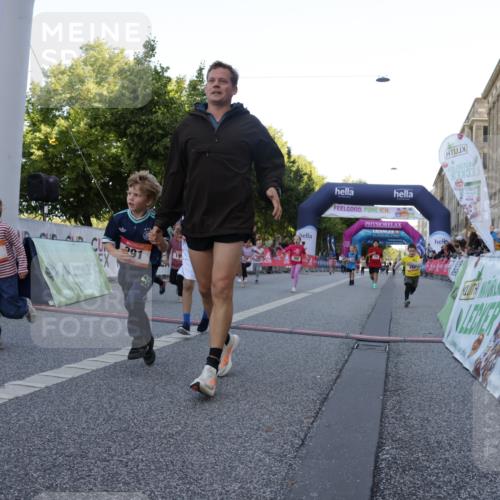 06.09.2026 - CURREX Alsterlauf Yannick Fuchs http://msf.ph/oto/10228789 06.09.2026 10:55:21 Ziel 156, 181, 198, 199, 232, 242, 291, 339, 368, 396, 411, 439, 441, 8067, 8342 meine-sportfotos.de