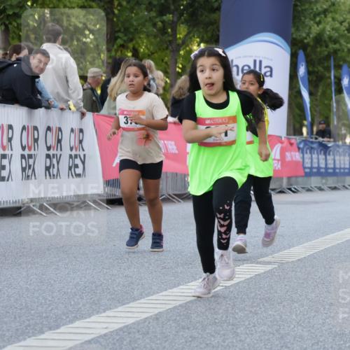06.09.2026 - CURREX Alsterlauf Yannick Fuchs http://msf.ph/oto/10228842 06.09.2026 10:55:55 Ziel 245, 331, 366, 373, 395, 403 meine-sportfotos.de