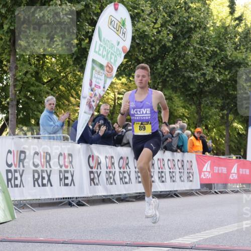 06.09.2026 - CURREX Alsterlauf Yannick Fuchs http://msf.ph/oto/10228901 06.09.2026 11:03:45 Ziel 89 meine-sportfotos.de