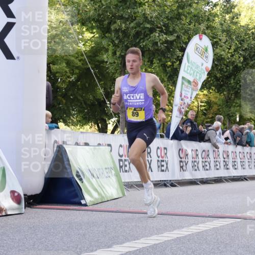 06.09.2026 - CURREX Alsterlauf Yannick Fuchs http://msf.ph/oto/10228905 06.09.2026 11:03:46 Ziel 89 meine-sportfotos.de