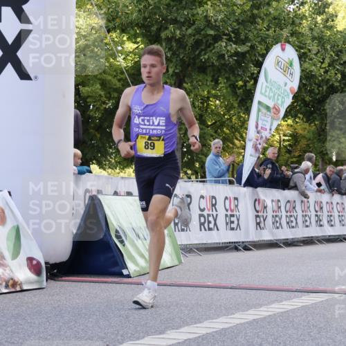 06.09.2026 - CURREX Alsterlauf Yannick Fuchs http://msf.ph/oto/10228906 06.09.2026 11:03:46 Ziel 89 meine-sportfotos.de