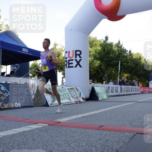 06.09.2026 - CURREX Alsterlauf Yannick Fuchs http://msf.ph/oto/10229006 06.09.2026 11:06:41 Ziel 89 meine-sportfotos.de