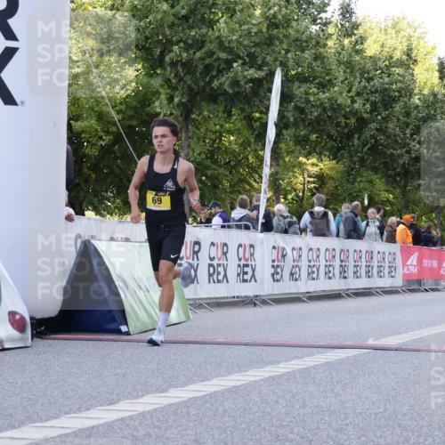 06.09.2026 - CURREX Alsterlauf Yannick Fuchs http://msf.ph/oto/10229058 06.09.2026 11:07:33 Ziel 55, 56, 69, 90 meine-sportfotos.de
