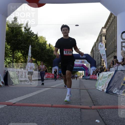 06.09.2026 - CURREX Alsterlauf Yannick Fuchs http://msf.ph/oto/10229639 06.09.2026 11:48:21 Ziel 1104, 1190, 1219, 1244, 1291, 1325, 1332, 8269, 8270 meine-sportfotos.de