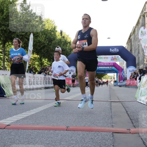 06.09.2026 - CURREX Alsterlauf Yannick Fuchs http://msf.ph/oto/10229658 06.09.2026 11:48:30 Ziel 1034, 1040, 1147, 1164, 1170, 1177, 1293, 8239, 8240 meine-sportfotos.de