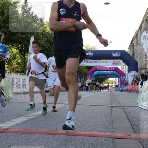 06.09.2026 - CURREX Alsterlauf Yannick Fuchs http://msf.ph/oto/10229661 06.09.2026 11:48:30 Ziel 1034, 1040, 1147, 1164, 1170, 1177, 1293, 8239, 8240 meine-sportfotos.de