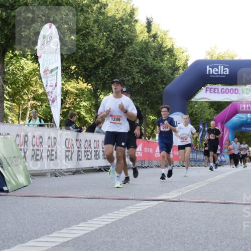 06.09.2026 - CURREX Alsterlauf Yannick Fuchs http://msf.ph/oto/10229809 06.09.2026 11:49:38 Ziel 1232, 1249, 1251, 1320, 1328, 1339, 8185, 8267 meine-sportfotos.de