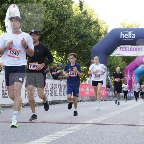 06.09.2026 - CURREX Alsterlauf Yannick Fuchs http://msf.ph/oto/10229811 06.09.2026 11:49:39 Ziel 1012, 1163, 1232, 1249, 1251, 1320, 1328, 1339, 8185 meine-sportfotos.de