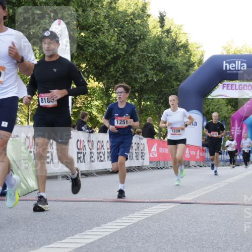 06.09.2026 - CURREX Alsterlauf Yannick Fuchs http://msf.ph/oto/10229815 06.09.2026 11:49:40 Ziel 1012, 1163, 1232, 1249, 1251, 1320, 1328, 1339, 8185 meine-sportfotos.de