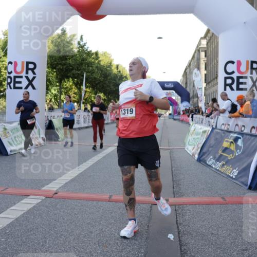 06.09.2026 - CURREX Alsterlauf Yannick Fuchs http://msf.ph/oto/10229906 06.09.2026 11:50:35 Ziel 1030, 1033, 1036, 1055, 1084, 1174, 1189, 1203, 1319, 1344, 8136, 8247 meine-sportfotos.de