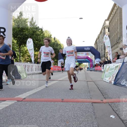 06.09.2026 - CURREX Alsterlauf Yannick Fuchs http://msf.ph/oto/10230175 06.09.2026 11:53:03 Ziel 1001, 1040, 1184, 1283, 1293, 4802, 8155, 8300 meine-sportfotos.de