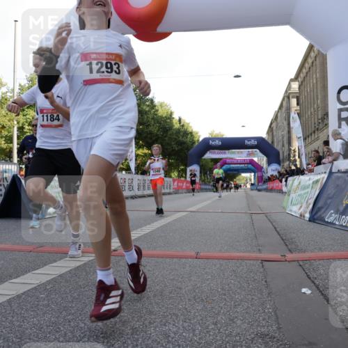 06.09.2026 - CURREX Alsterlauf Yannick Fuchs http://msf.ph/oto/10230178 06.09.2026 11:53:04 Ziel 1001, 1040, 1184, 1283, 1293, 4802, 8155, 8300 meine-sportfotos.de
