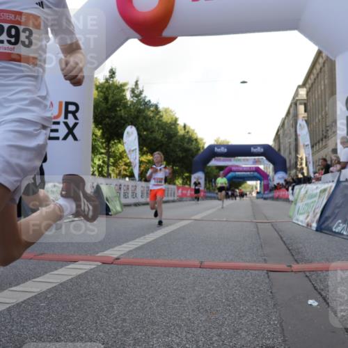 06.09.2026 - CURREX Alsterlauf Yannick Fuchs http://msf.ph/oto/10230179 06.09.2026 11:53:04 Ziel 1001, 1040, 1184, 1283, 1293, 4802, 8155, 8300 meine-sportfotos.de