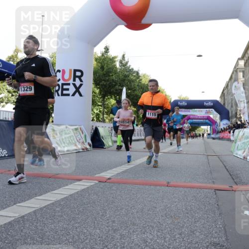 06.09.2026 - CURREX Alsterlauf Yannick Fuchs http://msf.ph/oto/10230240 06.09.2026 11:53:24 Ziel 1026, 1034, 1095, 1096, 1114, 1115, 1130, 1173, 1317, 1329, 1333, 3755, 8046, 8048, 8070 meine-sportfotos.de