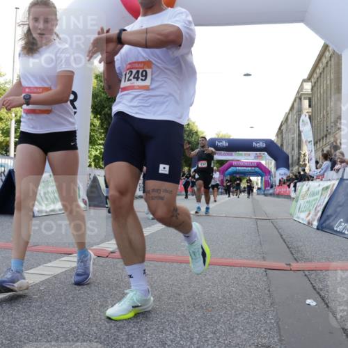 06.09.2026 - CURREX Alsterlauf Yannick Fuchs http://msf.ph/oto/10230369 06.09.2026 11:54:07 Ziel 1018, 1063, 1098, 1150, 1232, 1249, 1267, 1291, 1309, 8139, 8245 meine-sportfotos.de