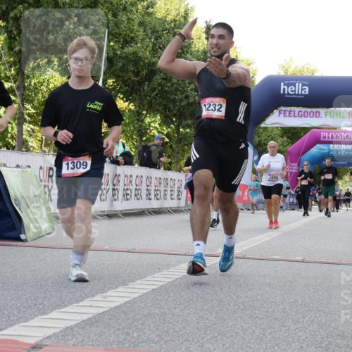 06.09.2026 - CURREX Alsterlauf Yannick Fuchs http://msf.ph/oto/10230370 06.09.2026 11:54:08 Ziel 1018, 1063, 1098, 1150, 1209, 1232, 1249, 1267, 1291, 1309, 8139, 8245 meine-sportfotos.de