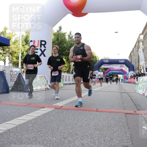 06.09.2026 - CURREX Alsterlauf Yannick Fuchs http://msf.ph/oto/10230375 06.09.2026 11:54:09 Ziel 1063, 1098, 1209, 1232, 1249, 1267, 1308, 1309, 8245 meine-sportfotos.de