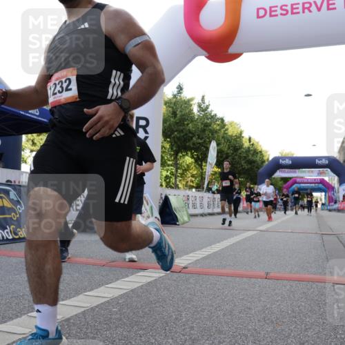 06.09.2026 - CURREX Alsterlauf Yannick Fuchs http://msf.ph/oto/10230378 06.09.2026 11:54:09 Ziel 1063, 1098, 1209, 1232, 1249, 1267, 1308, 1309, 8245 meine-sportfotos.de