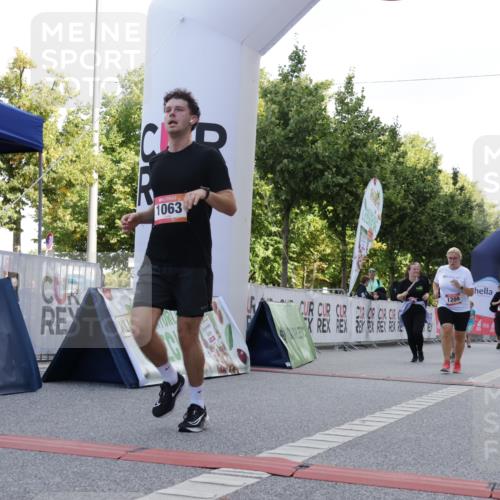 06.09.2026 - CURREX Alsterlauf Yannick Fuchs http://msf.ph/oto/10230380 06.09.2026 11:54:11 Ziel 1063, 1192, 1209, 1232, 1249, 1267, 1308, 1309, 1323, 8018, 8245 meine-sportfotos.de