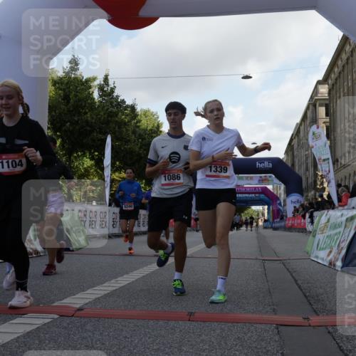06.09.2026 - CURREX Alsterlauf Yannick Fuchs http://msf.ph/oto/10230428 06.09.2026 11:54:28 Ziel 1078, 1086, 1104, 1151, 1191, 1328, 1332, 1339, 8185, 8239, 8240 meine-sportfotos.de