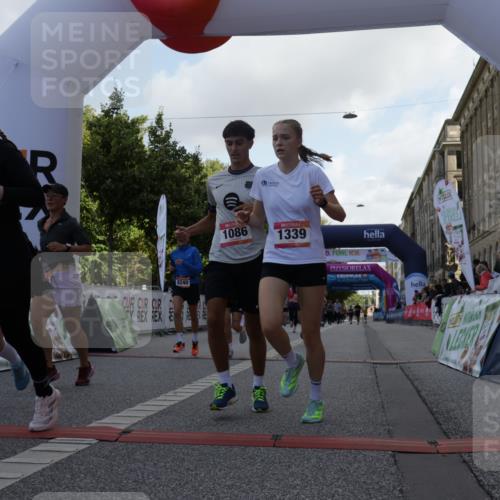 06.09.2026 - CURREX Alsterlauf Yannick Fuchs http://msf.ph/oto/10230429 06.09.2026 11:54:28 Ziel 1078, 1086, 1104, 1151, 1191, 1328, 1332, 1339, 8185, 8239, 8240 meine-sportfotos.de