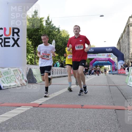 06.09.2026 - CURREX Alsterlauf Yannick Fuchs http://msf.ph/oto/10230619 06.09.2026 11:55:30 Ziel 1030, 1033, 1071, 1156, 1233, 1265, 1337, 8136 meine-sportfotos.de
