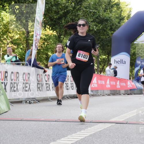 06.09.2026 - CURREX Alsterlauf Yannick Fuchs http://msf.ph/oto/10230697 06.09.2026 11:56:02 Ziel 1072, 1109, 1110, 1299, 1320, 1344, 8042, 8103, 8251, 8346 meine-sportfotos.de