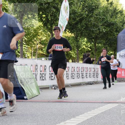 06.09.2026 - CURREX Alsterlauf Yannick Fuchs http://msf.ph/oto/10230839 06.09.2026 11:56:57 Ziel 1055, 1102, 1148, 1171, 1248, 1257, 1300, 8098, 8325, 8326 meine-sportfotos.de