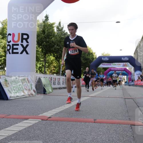 06.09.2026 - CURREX Alsterlauf Yannick Fuchs http://msf.ph/oto/10230888 06.09.2026 11:54:24 Ziel 1078, 1086, 1104, 1151, 1166, 1167, 1322, 1332, 1339, 8239, 8240 meine-sportfotos.de