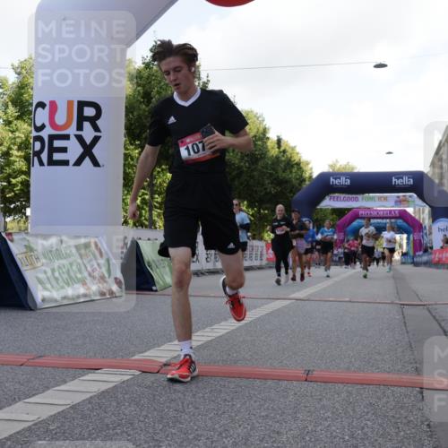 06.09.2026 - CURREX Alsterlauf Yannick Fuchs http://msf.ph/oto/10230890 06.09.2026 11:54:24 Ziel 1078, 1086, 1104, 1151, 1166, 1167, 1322, 1332, 1339, 8239, 8240 meine-sportfotos.de