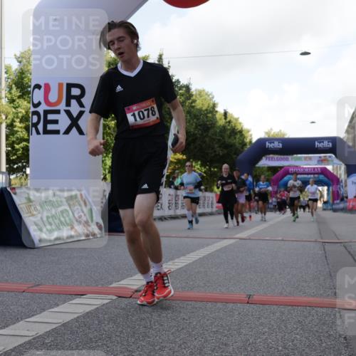 06.09.2026 - CURREX Alsterlauf Yannick Fuchs http://msf.ph/oto/10230891 06.09.2026 11:54:24 Ziel 1078, 1086, 1104, 1151, 1166, 1167, 1322, 1332, 1339, 8239, 8240 meine-sportfotos.de