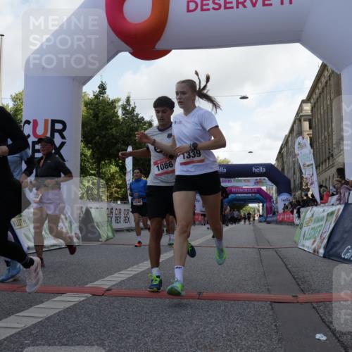 06.09.2026 - CURREX Alsterlauf Yannick Fuchs http://msf.ph/oto/10230905 06.09.2026 11:54:28 Ziel 1078, 1086, 1104, 1151, 1191, 1328, 1332, 1339, 8185, 8239, 8240 meine-sportfotos.de