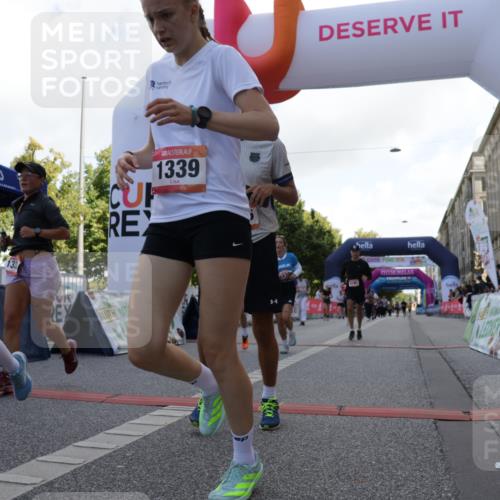 06.09.2026 - CURREX Alsterlauf Yannick Fuchs http://msf.ph/oto/10230910 06.09.2026 11:54:29 Ziel 1078, 1086, 1104, 1151, 1191, 1328, 1332, 1339, 8185, 8239, 8240 meine-sportfotos.de